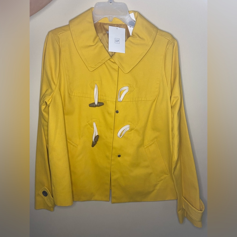 Gap yellow coat. Size M. Never been worn.
